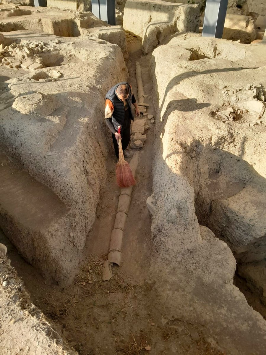 Qəbələ Dövlət Tarix-Bədii Qoruğunun abidə mühafizəçiləri tərəfindən Antik şəhər və Səlbir ərazisində olan konservasiyaların daxili və kənar hissələrində təmizlik işləri aparılır.