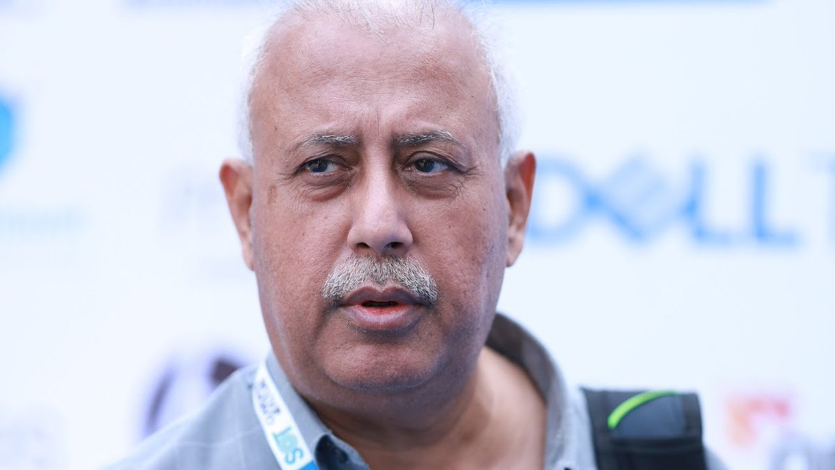 ahmadwaraichh's tweet image. لائے گئے افراد کو سمجھایا گیا کہ انتخابی جمہوریت کا تھیٹر چلے گا ضرور مگر تھیٹر ڈائریکٹر کی مرضی سے، بادشاہ، وزیر، مشیر کی بس اداکاری کرنی ہے، خود کو دلیپ کمار نہیں سمجھنا، سب نے کہا جی سر، جی سر ہم سمجھ گئے۔ وسعت اللہ خان