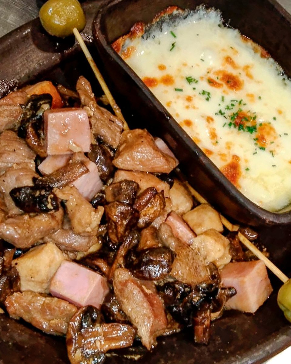 RusticoBrewPub's tweet image. ¿Por qué elegir un solo bocado cuando la abundancia te está llamando? 🤤🙌 Encuentra la felicidad en cada sabor de la Tabla Rústica de la Casa 🥳🎉 ¡Visítanos en El Rústico hoy! 💥