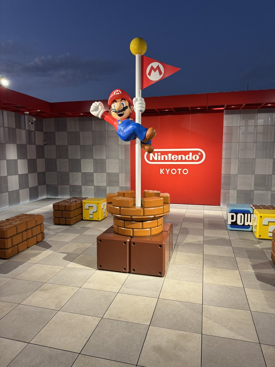 MimeOsen's tweet image. Jour 15 au Japon : arrivée à Kyoto pour 5 jours, on a commencé par les boutiques avant le patrimoine. Quoi de mieux que le Nintendo Store (puisque l’entreprise est née là) et son rooftop ?