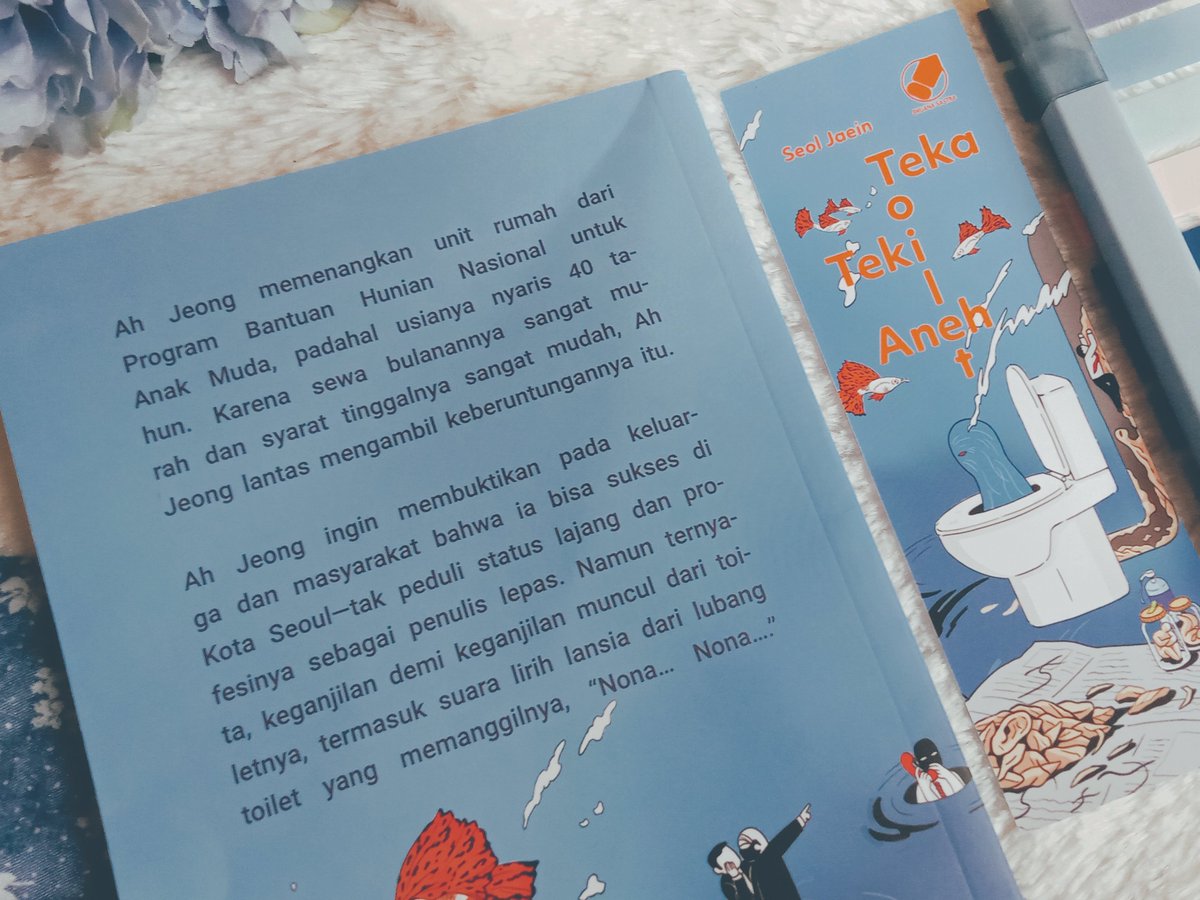 Lovaren_'s tweet image. “Si Lansia menatap Ah Jeong dari dalam air jamban yang jernih.”

WTH?? KEPALA MANUSIA MUNCUL DARI LUBANG TOILET SAMBIL MEMINTA TOLONG KARENA TIDAK INGIN MATI? 😰🚽 

Aku sudah bisa merasakan Teka-teki Toilet Aneh tipikal buku yang mengantarkan sensasi asing ketika membacanya 😨😵‍💫