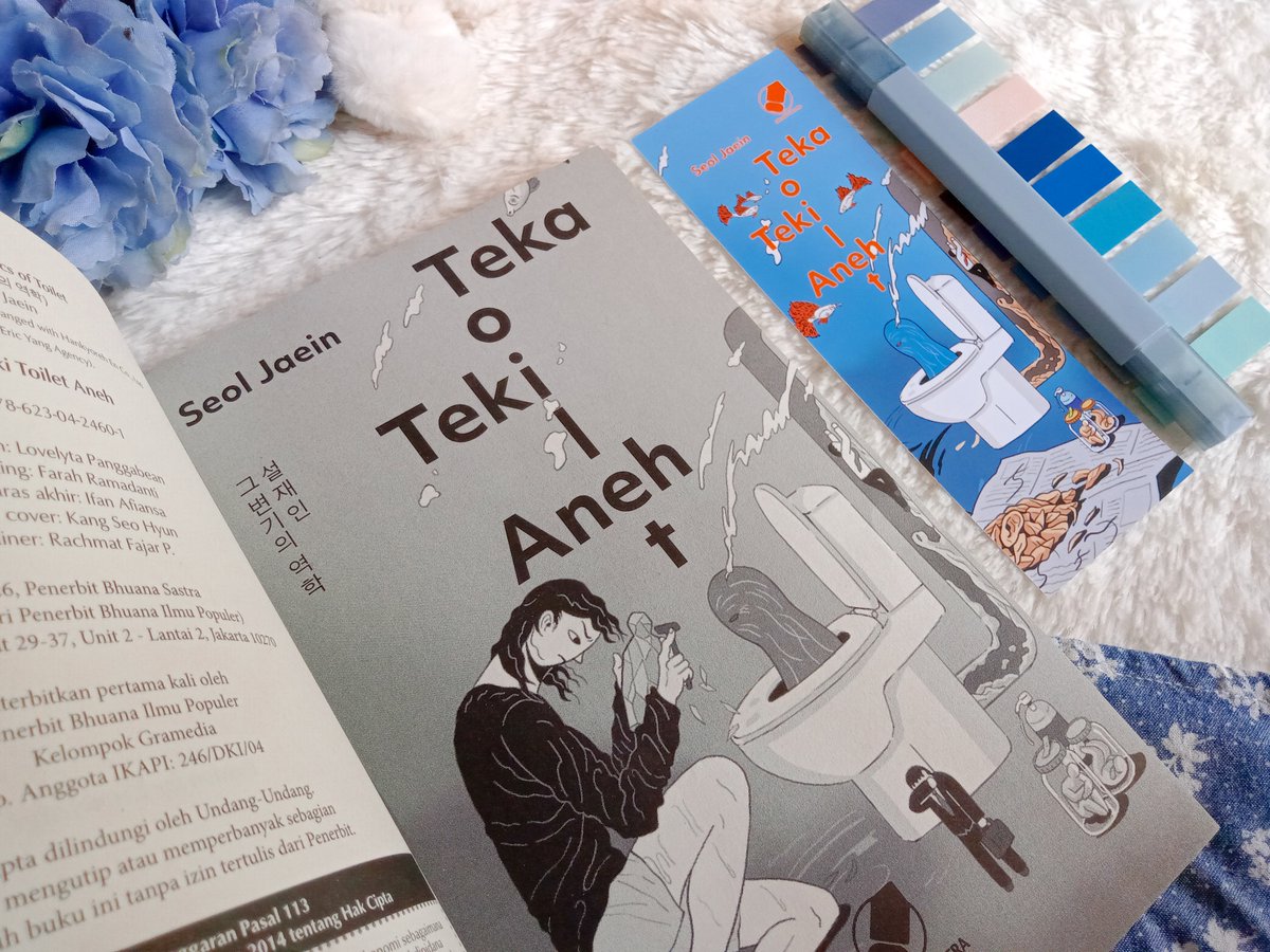 Lovaren_'s tweet image. “Si Lansia menatap Ah Jeong dari dalam air jamban yang jernih.”

WTH?? KEPALA MANUSIA MUNCUL DARI LUBANG TOILET SAMBIL MEMINTA TOLONG KARENA TIDAK INGIN MATI? 😰🚽 

Aku sudah bisa merasakan Teka-teki Toilet Aneh tipikal buku yang mengantarkan sensasi asing ketika membacanya 😨😵‍💫