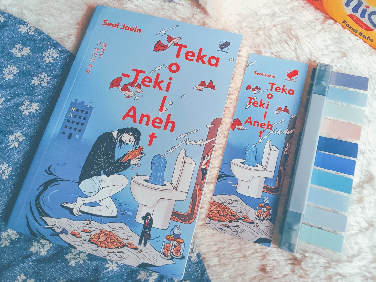 Lovaren_'s tweet image. “Si Lansia menatap Ah Jeong dari dalam air jamban yang jernih.”

WTH?? KEPALA MANUSIA MUNCUL DARI LUBANG TOILET SAMBIL MEMINTA TOLONG KARENA TIDAK INGIN MATI? 😰🚽 

Aku sudah bisa merasakan Teka-teki Toilet Aneh tipikal buku yang mengantarkan sensasi asing ketika membacanya 😨😵‍💫