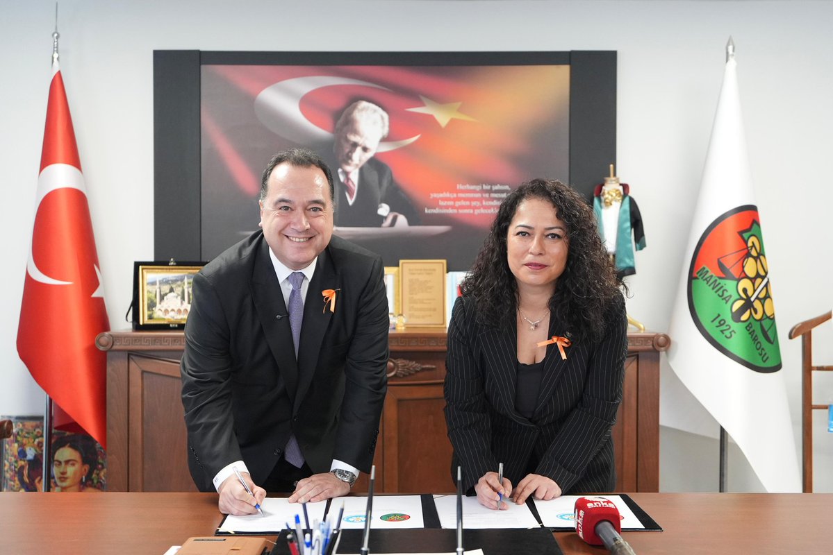 besimecz's tweet image. Manisa Baromuzu ziyaret ederek Baro Başkanımız Av. Sevgi Başak Yeşil ve yönetim kurulu üyeleriyle bir araya geldik. 

Şiddet mağduru kadınlara hukuki destek sunmayı amaçlayan; Manisa Büyükşehir Belediyesi ile Manisa Barosu arasında, merhum Başkanımız Ferdi Zeyrek’in adını yaşatan…