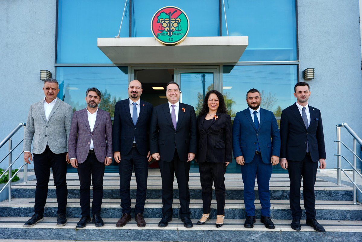 besimecz's tweet image. Manisa Baromuzu ziyaret ederek Baro Başkanımız Av. Sevgi Başak Yeşil ve yönetim kurulu üyeleriyle bir araya geldik. 

Şiddet mağduru kadınlara hukuki destek sunmayı amaçlayan; Manisa Büyükşehir Belediyesi ile Manisa Barosu arasında, merhum Başkanımız Ferdi Zeyrek’in adını yaşatan…