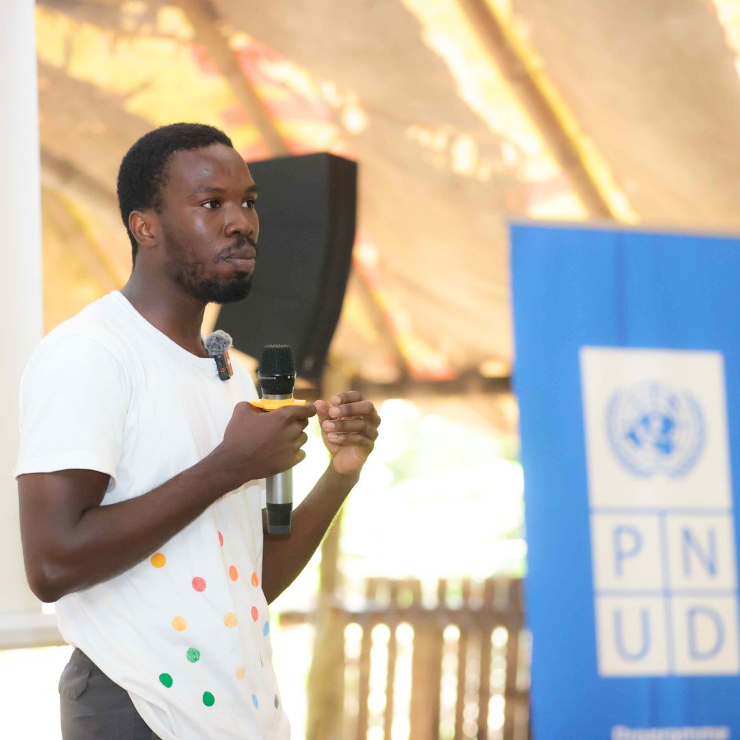 UNV_ROWCA's tweet image. À la rencontre d’Eddy BAGO, volontaire ONU au @pnudcotedivoire.
Il coordonne les activités de l’UniPod à Abidjan, suit les équipements, facilite les échanges avec les institutions et crée plus d’espace pour les jeunes.
Des actions concrètes au quotidien.