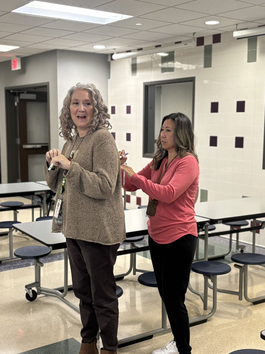 laurenpfister4's tweet photo. During our LSM, staff took part in a “Fill Your Heart, Fill Your Plate” activity - writing kind, uplifting messages to one another. A beautiful way to start the week! ❤️🍽️ #staffunity #positiveculture @SFE_3820 https://t.co/9y3n5CKq3i