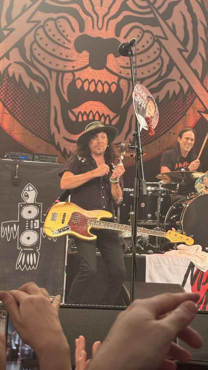 mintlime99's tweet image. 下手中より5列目くらいかな平和に最高のロックショーを堪能🌹モンちゃんは若くてスタイルも良くセクシーでカッコいい😎そしてお茶目
#マイケル・モンロー 
#MichaelMonroe  
#HanoiRocks

先行シングル「Rockin&apos; Horse🐴」やってくれた🙌🏼前後開脚もなんとか📷に納め、大好きな「Man With No…