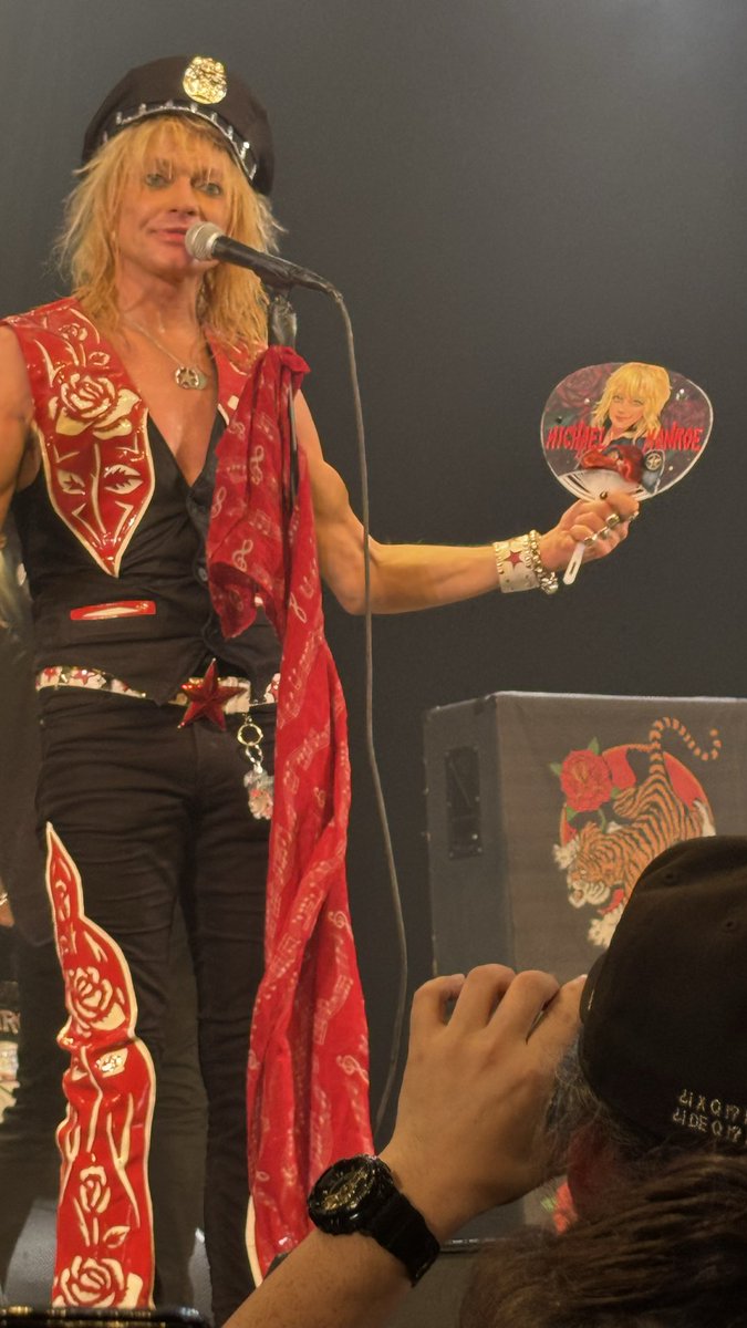 mintlime99's tweet image. 下手中より5列目くらいかな平和に最高のロックショーを堪能🌹モンちゃんは若くてスタイルも良くセクシーでカッコいい😎そしてお茶目
#マイケル・モンロー 
#MichaelMonroe  
#HanoiRocks

先行シングル「Rockin&apos; Horse🐴」やってくれた🙌🏼前後開脚もなんとか📷に納め、大好きな「Man With No…