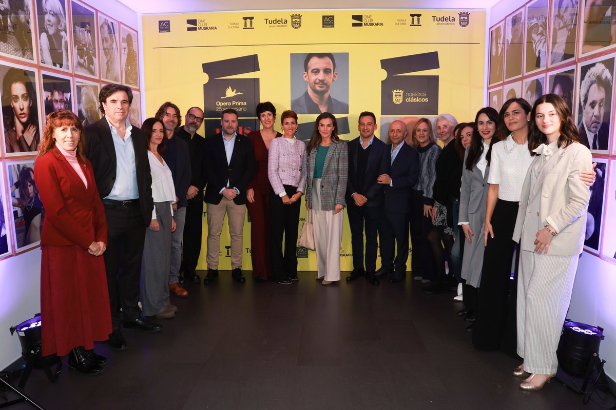 CasaReal's tweet photo. La Reina, a su llegada al Cine Moncayo de Tudela, donde asiste al acto central del ciclo “Nuestros clásicos”, dedicado al director de cine Alejandro Amenábar.

➡️https://t.co/GapYPTq8Gj https://t.co/rEDkqkVytS