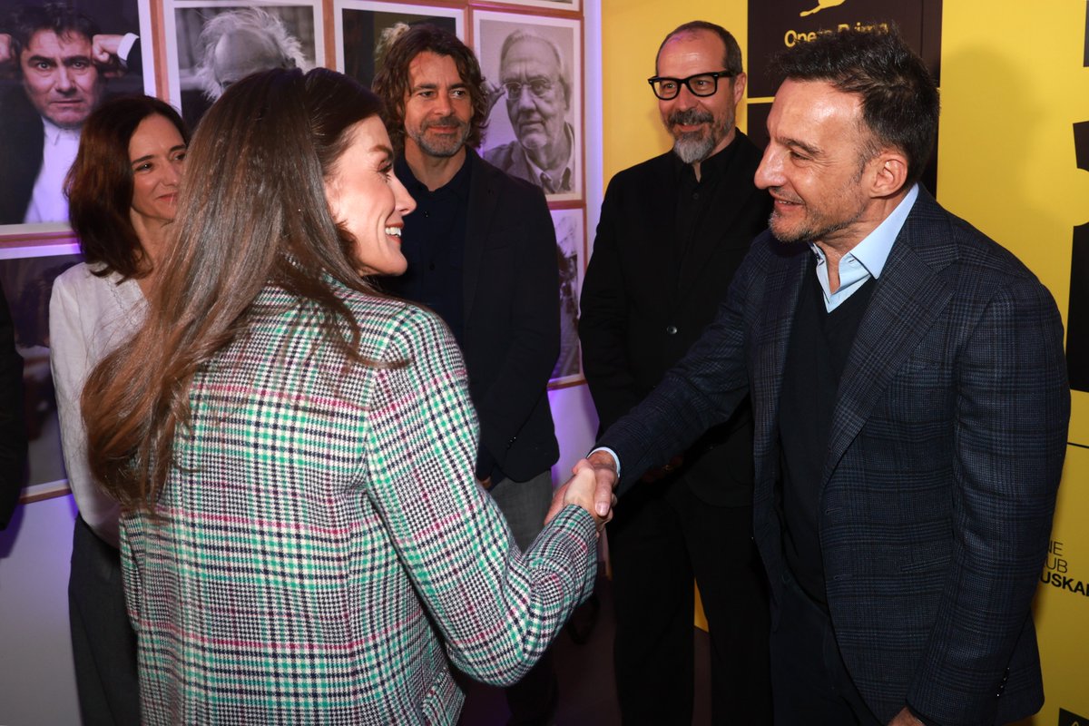 CasaReal's tweet photo. La Reina, a su llegada al Cine Moncayo de Tudela, donde asiste al acto central del ciclo “Nuestros clásicos”, dedicado al director de cine Alejandro Amenábar.

➡️https://t.co/GapYPTq8Gj https://t.co/rEDkqkVytS