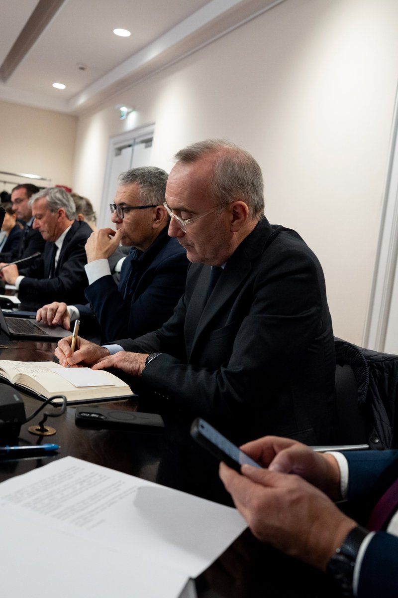 DeputesDem's tweet image. Le Premier ministre était présent ce matin à notre réunion de groupe. Nous le remercions pour son écoute et sa disponibilité. 👏

Il a salué le rôle pivot des députés Démocrates dans la recherche de compromis et appelé à poursuivre ce travail essentiel.

Il peut compter sur nous.