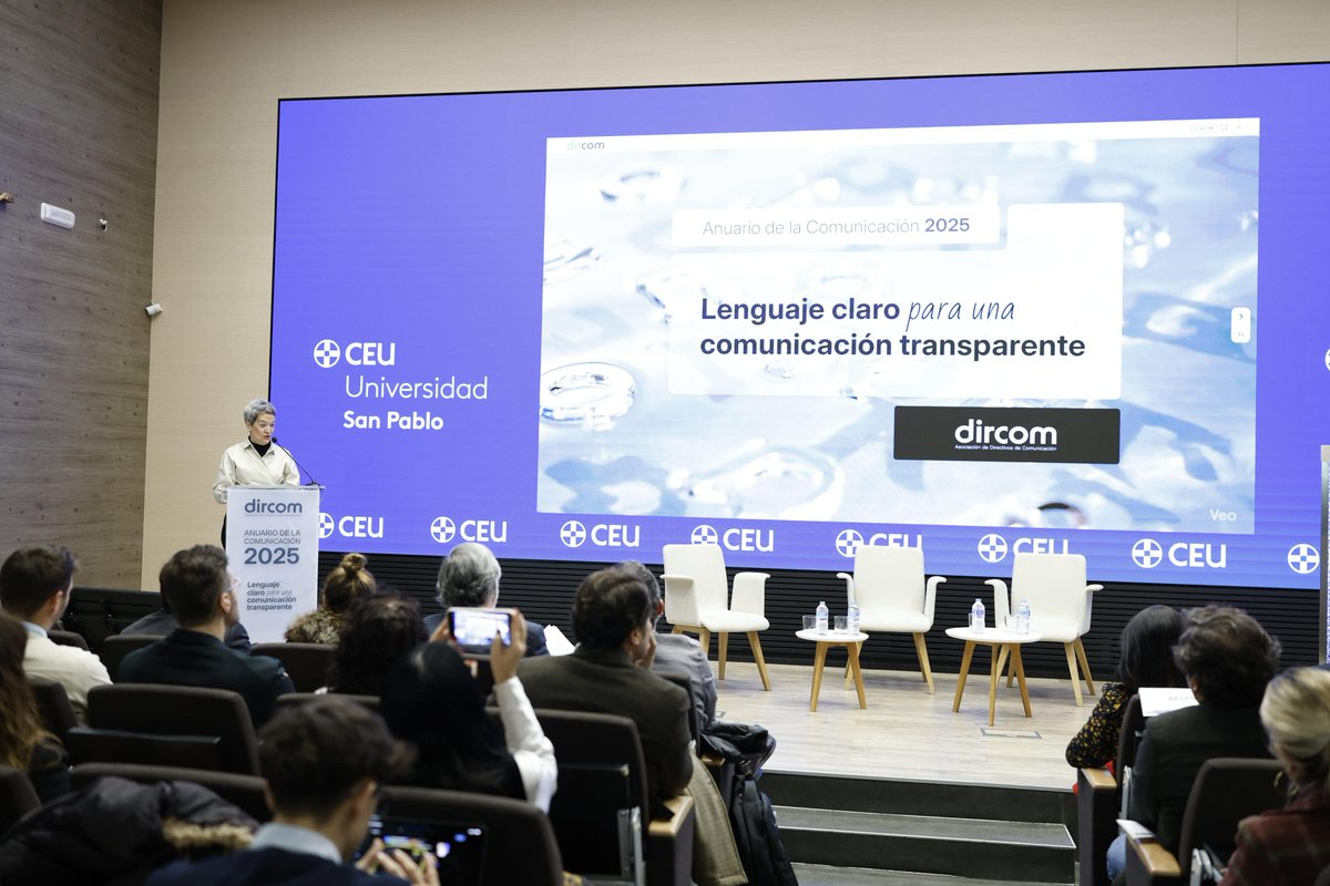 El #AnuarioDircom2025 es un monográfico que aborda, desde múltiples perspectivas, el lenguaje y la comunicación claros. 

5 capítulos que explican:
🔹Qué significa hablar claro
🔹Por qué hablar claro
🔹Cómo hablar claro
🔹Quién habla claro
🔹Cómo hablaremos en el futuro