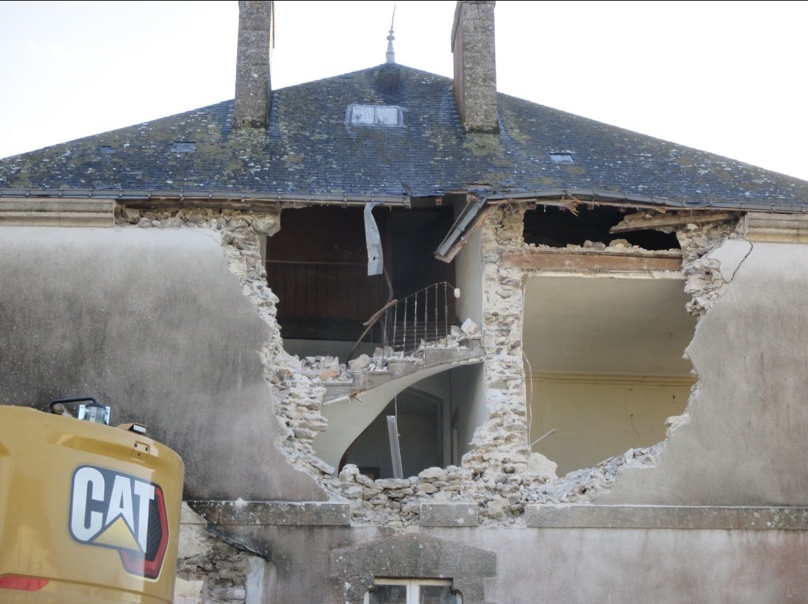 Malgré les diverses alertes, avis défavorables de certains services publics, le séduisant presbytère de #Boussay est tombé ce matin sous les coups des pelleteuses. Chronique d’un vandalisme annoncé : honteux <a href="/VincentGuine/">Vincent Guiné</a> <a href="/ltdla/">La Tribune de l'Art</a> <a href="/bernstephane/">Stéphane Bern</a> <a href="/SPPEF/">Sites & Monuments</a> <a href="/MaisonPaysanne/">Maisons Paysannes</a> <a href="/sebchenu/">Sébastien Chenu</a>