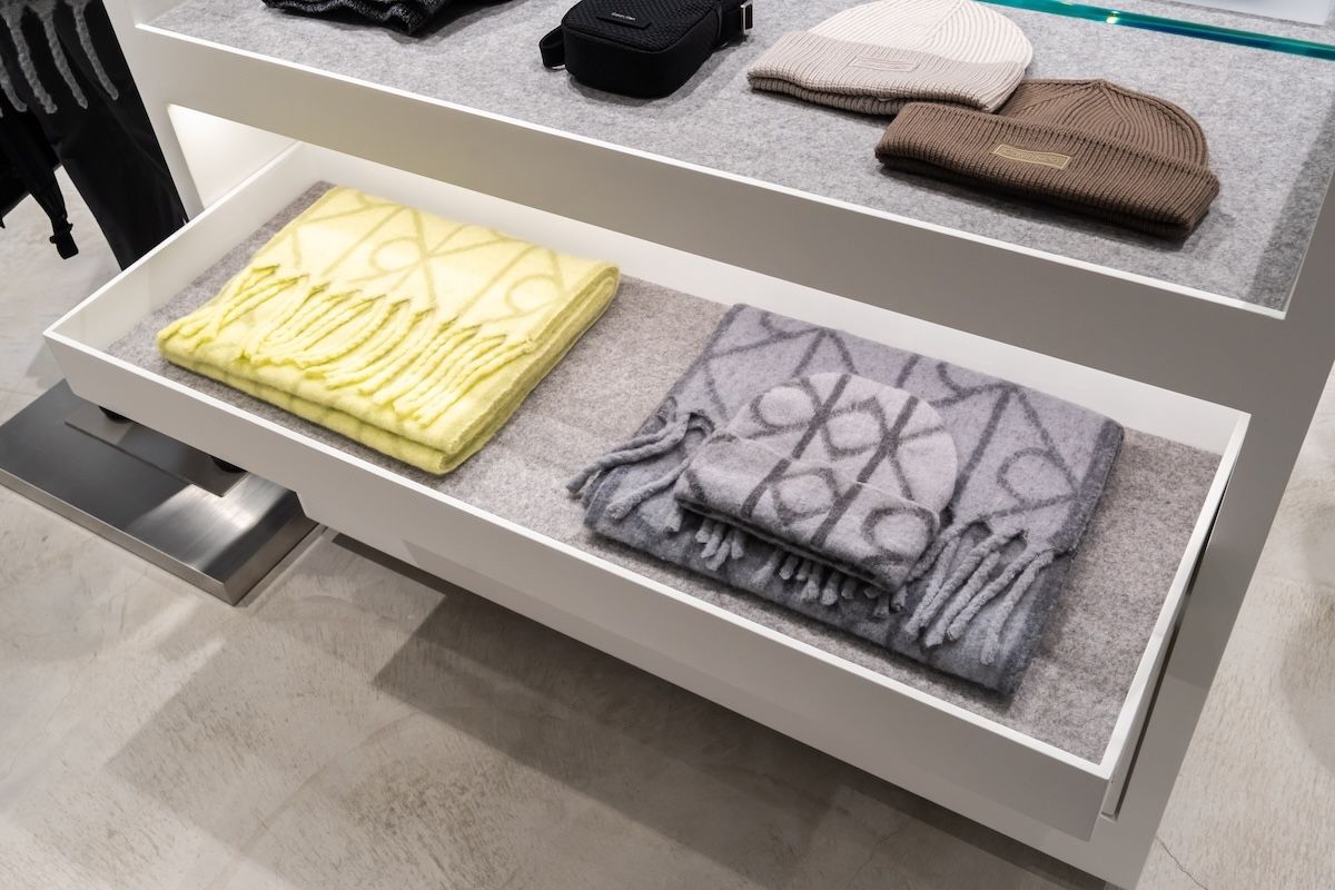 wwd_jp's tweet photo. 【本日オープン】「カルバン・クライン」が神戸に新店舗オープン　山本舞香がホリデー限定アイテムを着用
https://t.co/IY4Wen3IKd https://t.co/ywQ7MgTdjy