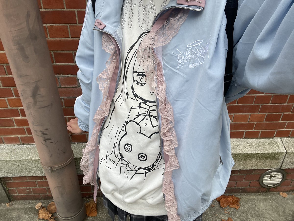 Mez_c2b's tweet photo. 新アイテムはこちらのゆるふわブルゾン
ファスナー部分にMODの地雷服のサスペンダーを安全ピンで縫いました https://t.co/mNuDW270TK