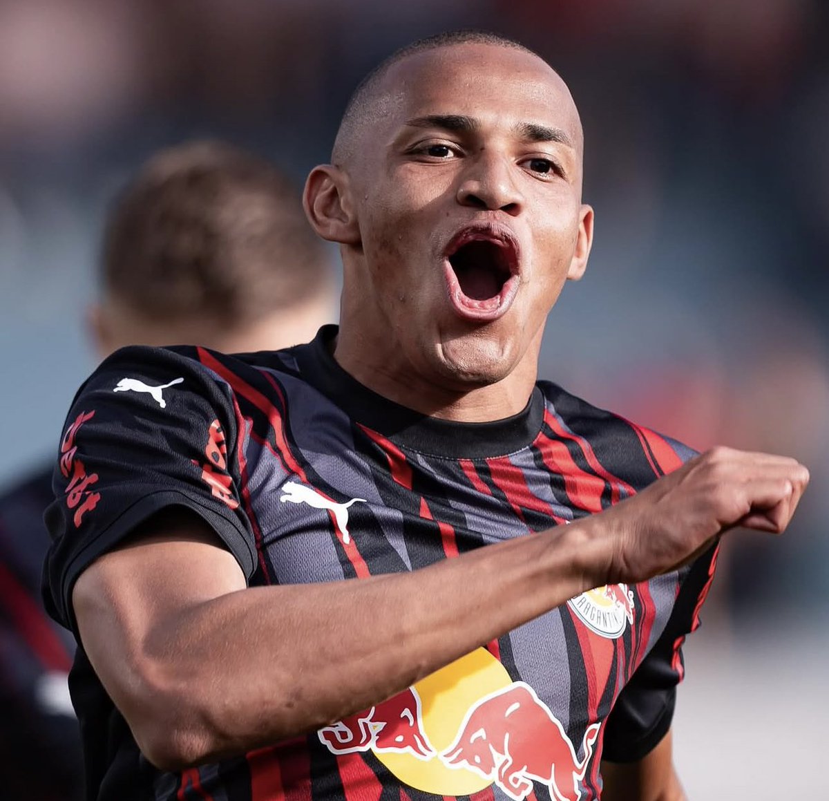 Cruzeiro analisa entrar na disputa com o Zenit pela contratação de Jhon Jhon, destaque do Red Bull Bragantino. 

O clube russo cogita fazer uma nova proposta de €15 milhões (R$93 milhões) pelo meia de 23 anos. 

📰| <a href="/ESPNBrasil/">ESPN Brasil</a> 
📸| Diogo Reis