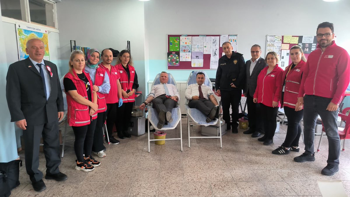 Kaymakamımız Sn.Dr.Hacı Arslan UZAN,İlçe Millî Eğitim Müdürümüz Sn. Ahmet ALTIN,Şube müdürlerimiz Sn.Ömer BAŞTAN ve Sn.Gökçen ATILGAN,tüm idarecilerimiz Cumhuriyet Ortaokulumuzu ziyaret ederek İlçemiz Kızılay Şubesi işbirliğinde de bu güne özel kan bağışı kampanyası düzenlendik.