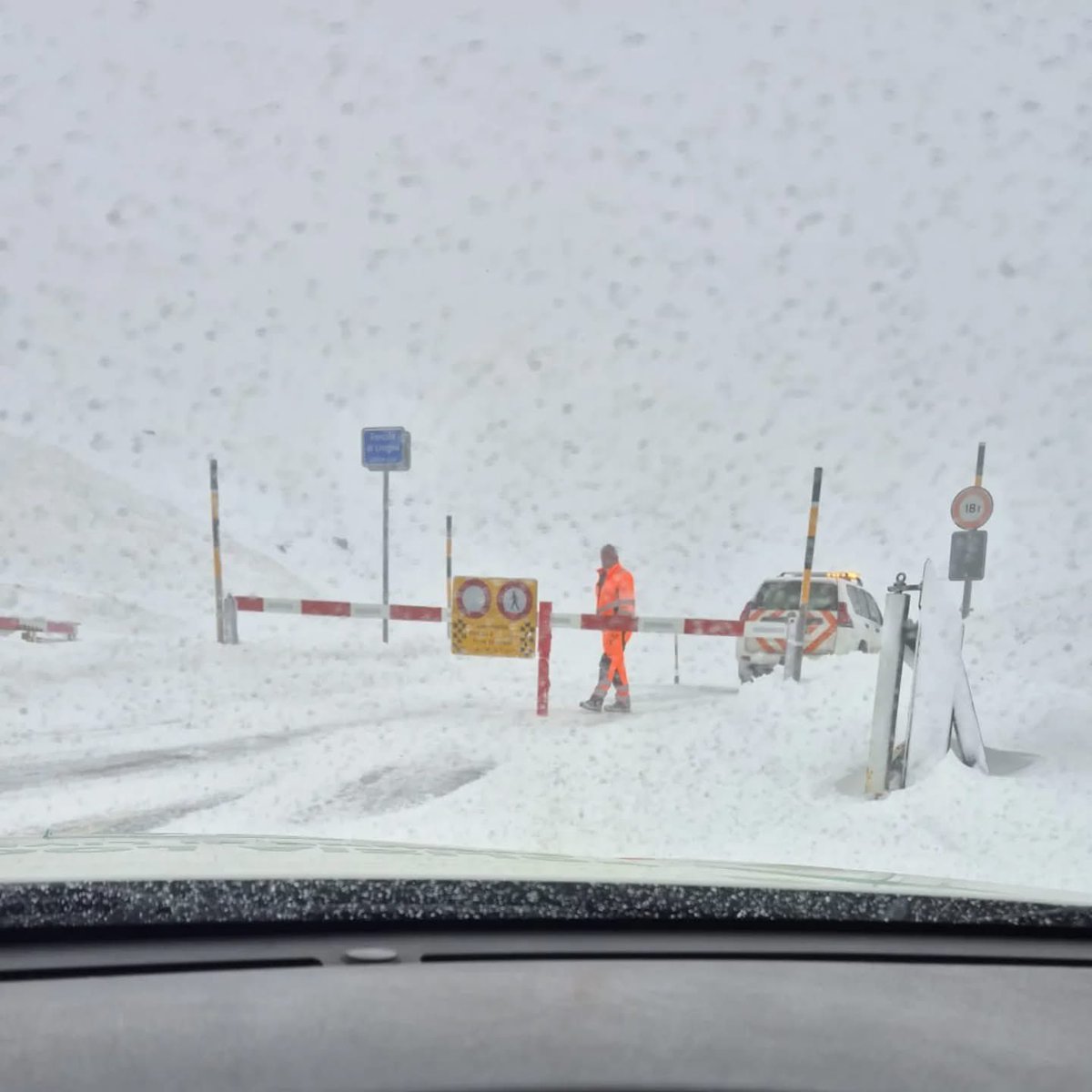 MassimoSertori_'s tweet photo. ⛔️❄️ Chiuso da ieri, 24 novembre, il passo della #Forcola e riaprirà il primo lunedì di giugno.
Le abbondanti nevicate ed il marcato pericolo valanghe, hanno consigliato di anticipare la prevista chiusura.
#passodellaforcola #altavaltellina #livigno https://t.co/4dTyxdpl8h