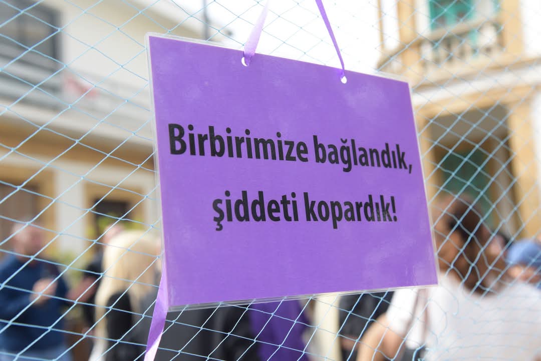 ŞİDDETE KARŞI DAYANIŞMA AĞI ETKİNLİĞİ LEFKOŞA’DA YAPILDI
Çalışma ve Sosyal Güvenlik Bakanlığına bağlı Sosyal Hizmetler Dairesi, 25 Kasım Kadına Yönelik Şiddete Karşı Uluslararası Mücadele Günü'nde  farkındalık yaratmak amacıyla “Şiddete Karşı Dayanışma Ağı” etkinliği düzenledi.