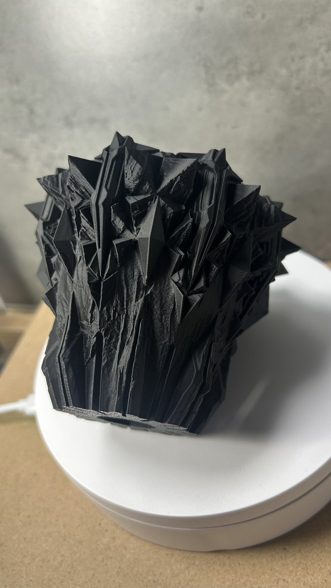 tri_stract's tweet photo. 元々鉱物を想像して作った黒い鉢と、石膏を想像して作った白い鉢に、テクスチャを組み合わせました。これも出してみよう。 https://t.co/xxIGevTRSF