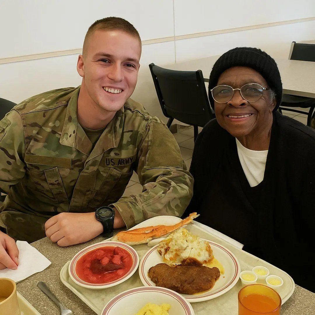 fopminui's tweet image. &quot;The 90-year-old widow ate lunch at her late husband&apos;s table every day, alone. Until a 22-year-old soldier asked if he could join them...

Specialist Chris Hayes felt lost. He was 22, recovering from a bad training injury at a VA hospital far from home. He was surrounded by…
