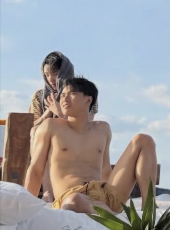 Loool Est in the back protecting his skin 😭

WILLIAMEST MAGIC VIBES 
#GMMTV2026 #est_rvp