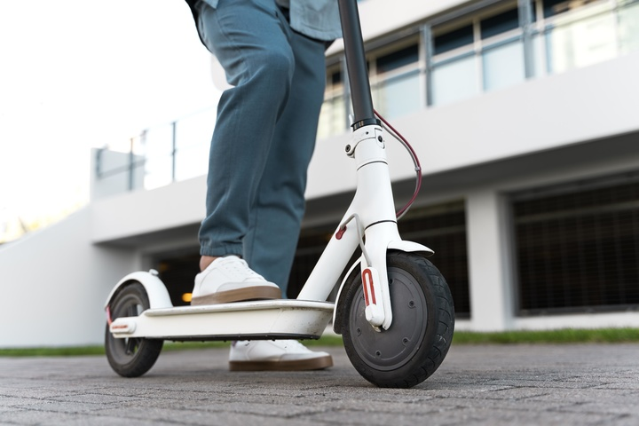 🛴ℹ️ Consumo inspeccionará la seguridad de los patinetes eléctricos con más de 100 controles.

👉De cara al aumento de las compras de este artículo en Navidad, se realizarán más inspecciones en comercios y plataformas de Internet para verificar que estos vehículos cumplen con los