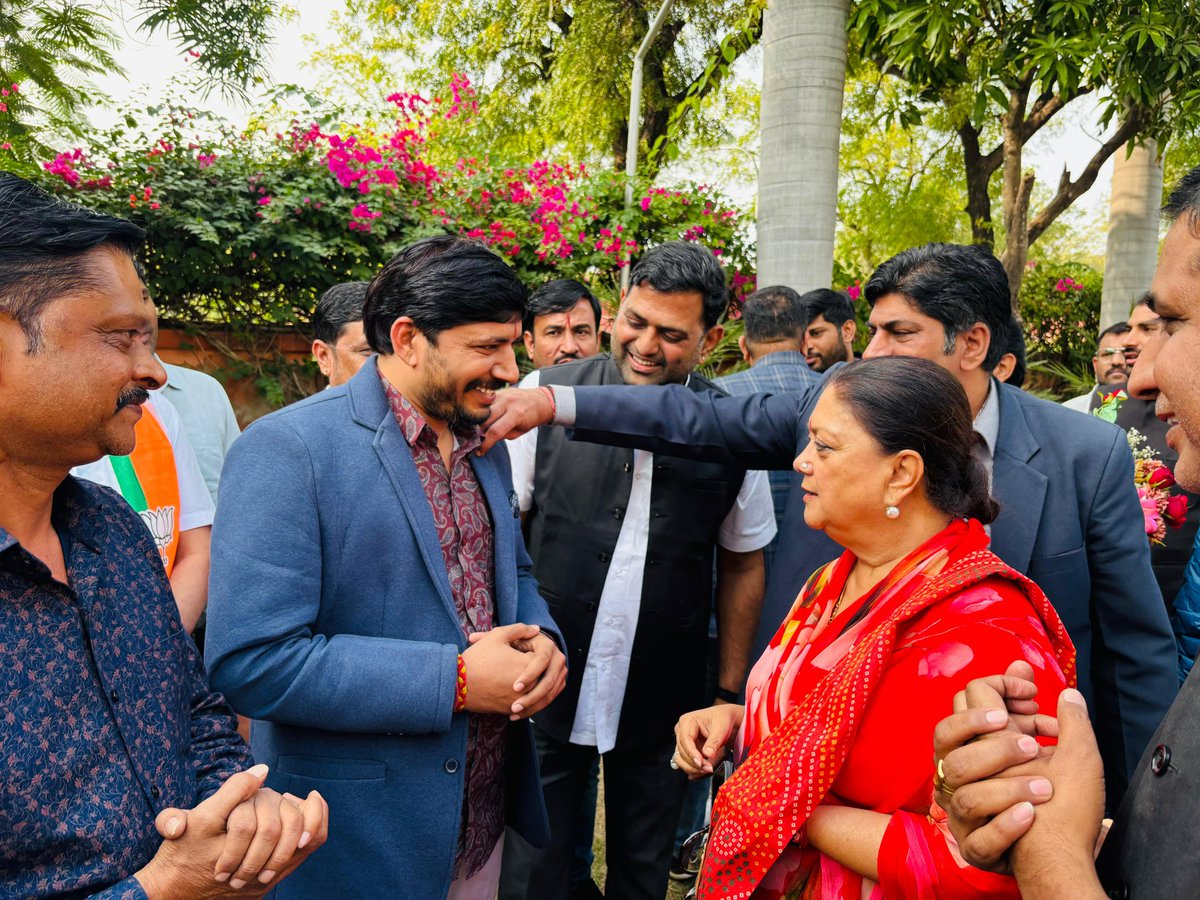 PanwarRawna's tweet photo. राजस्थान की यशस्वी पूर्व मुख्यमंत्री एवम भारतीय जनता पार्टी की राष्ट्रीय उपाध्यक्ष माननीया वसुंधरा राजे सिंधिया जी से गुलाबपुरा में मुलाकात
@VasundharaBJP 
@BJP4India 
@BJP4Rajasthan 
@OfficeVRaje https://t.co/r5rgiWe6CU