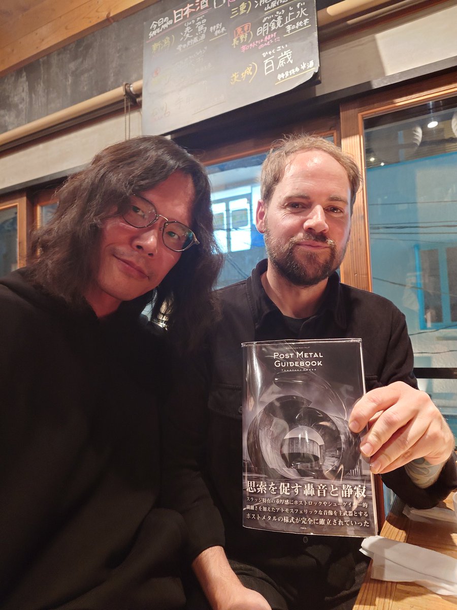 TokyoJupiter_KM's tweet photo. アメリカのRosettaと日本のOVUMのギタリストお二方に、"ポストメタル・ガイドブック"への作品掲載を報告してきました。
彼らのジャパンツアーから9年が経ちます。Rosettaは新作制作中とのこと。 https://t.co/LLEKIMmK1Y
