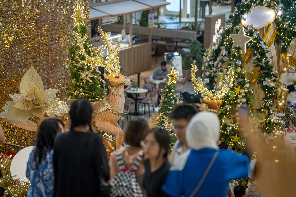 クアラルンプール パビリオンのクリスマスの装飾が、もはやテーマパーク🎄

COBACCOのクリスマスの装飾も色の統一感を出して装飾したくなりました。

ゴールドがかわいい