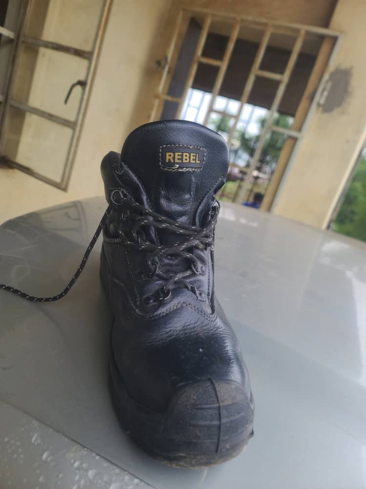 p_chilengah's tweet image. Fairy used safety boots 
Mwk78,000 negotiable 
Size 42 
Make:Rebel 
Location:BT chilobwe 
WhatsApp:0996574258