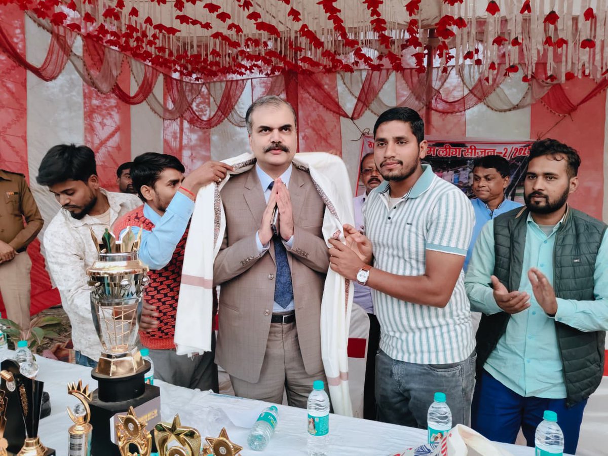 vikasvaibhavips's tweet image. #बेगूसराय के गढ़हरा में आयोजित गढ़हरा प्रीमियर लीग क्रिकेट टूर्नामेंट के पुरस्कार वितरण कार्यक्रम में #LetsInspireBihar के संदेशों को साझा करते हुए मैंने सभी खिलाड़ियों को बधाई दी तथा खेल भावना के साथ आगे बढ़ने के लिए प्रेरित किया । यात्रा गतिमान है !