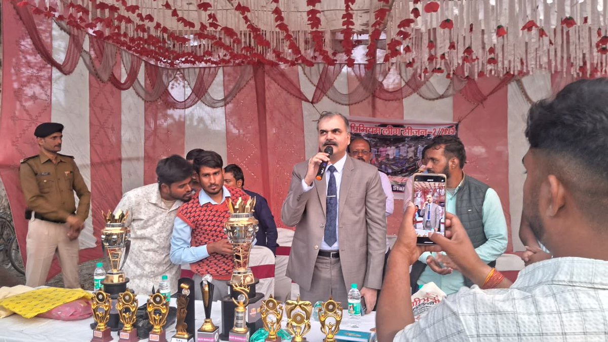 vikasvaibhavips's tweet image. #बेगूसराय के गढ़हरा में आयोजित गढ़हरा प्रीमियर लीग क्रिकेट टूर्नामेंट के पुरस्कार वितरण कार्यक्रम में #LetsInspireBihar के संदेशों को साझा करते हुए मैंने सभी खिलाड़ियों को बधाई दी तथा खेल भावना के साथ आगे बढ़ने के लिए प्रेरित किया । यात्रा गतिमान है !