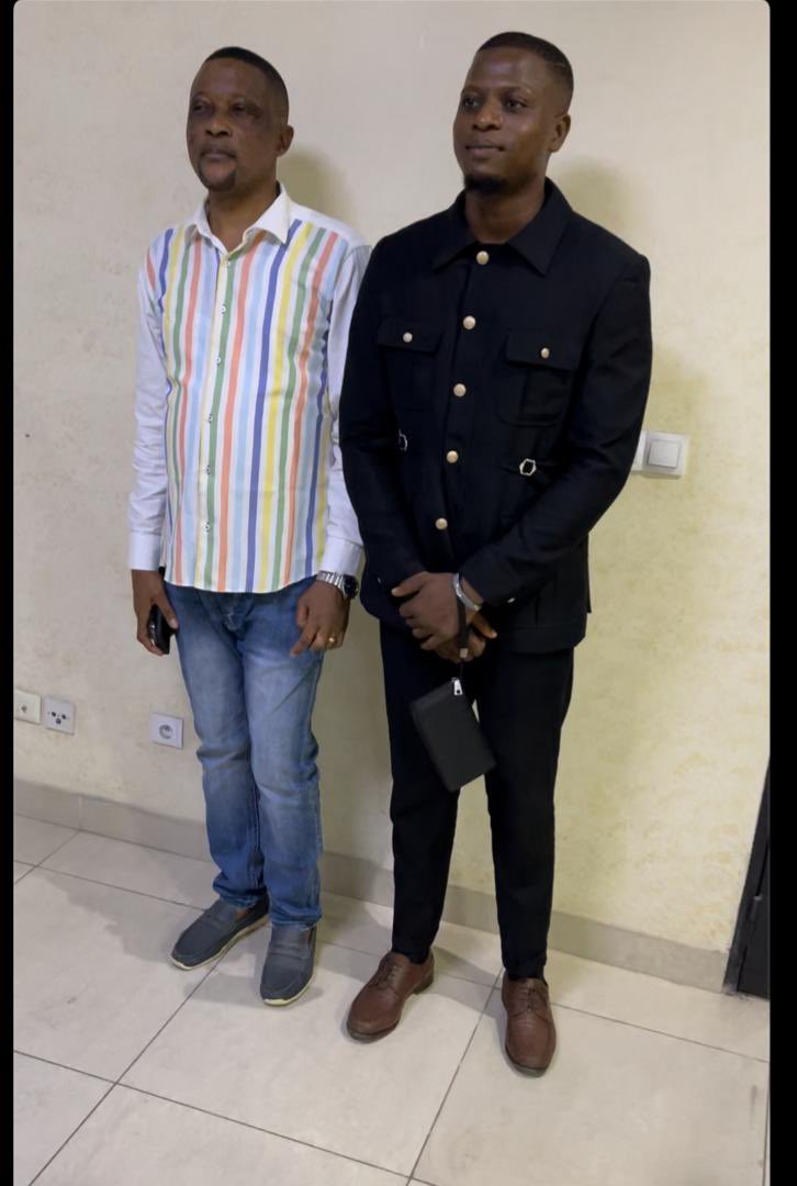 Joyeux anniversaire fondé James 
L’œil du chef de l’état 
Que cette année vous apporte joie et prospérité.