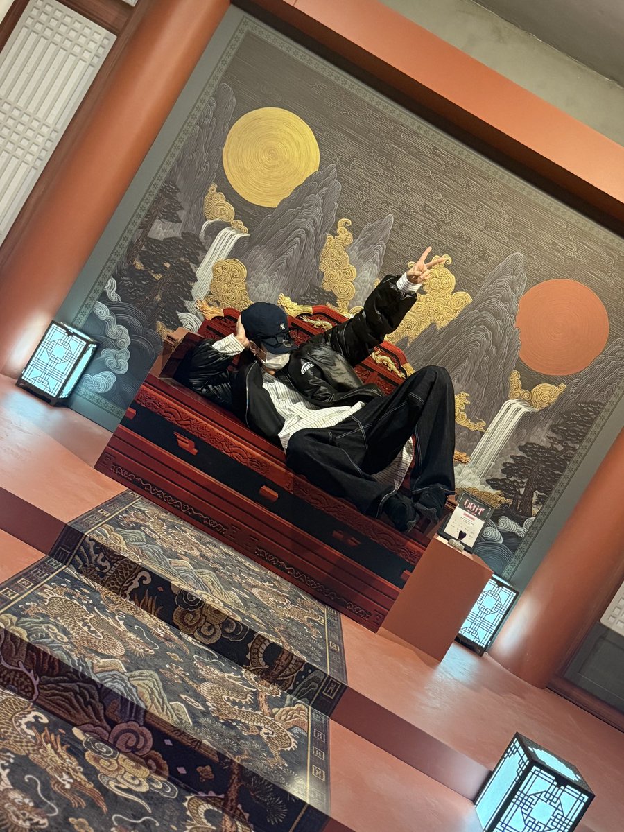 jisung sent a picture 💭 "i changed my pfp to this. chan hyung took this picture"