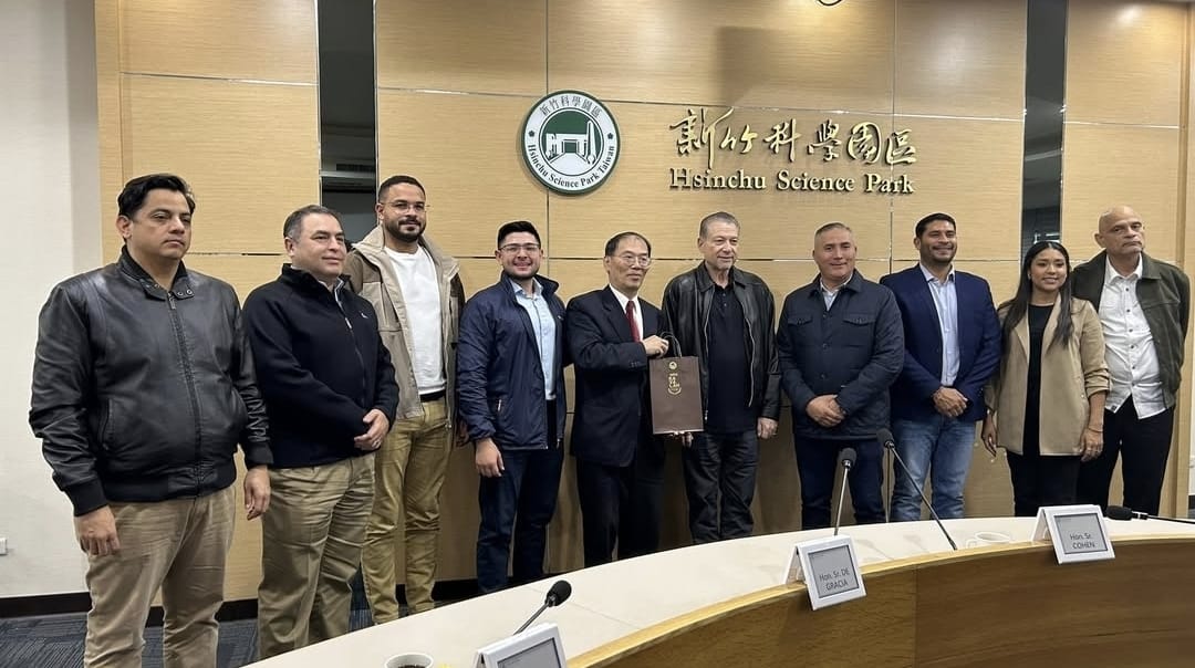 Los 9 del paseo a TW. Luego no se quejen de las consecuencias por meternos en la disputa China vs EEUU