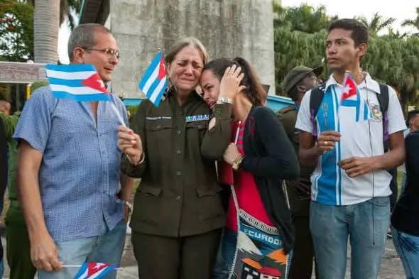 cubacooperaven's tweet image. Duelen las heridas que no sanan, de los hombres y mujeres, que, no te dejaremos ir.
Hoy el corazón no late afuera, y tú pueblo, aunque le duela, no te quiere despedir. #100AñosConFidel