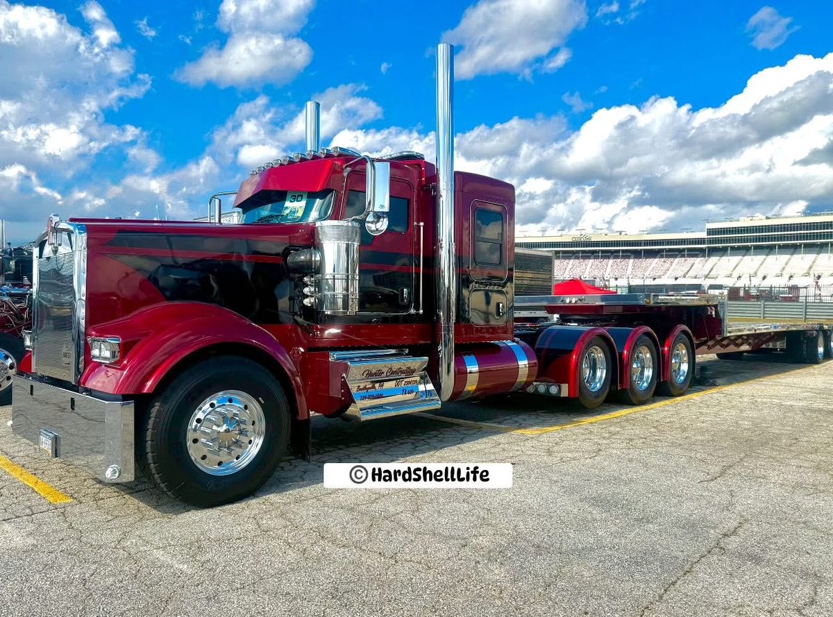 bobbi_mcgeeKY's tweet image. Hunter Contracting rolled up in this sweet Kenworth drop deck, turning heads from Atlanta to Venetia, by Kevin Hunter. #HardShellLife