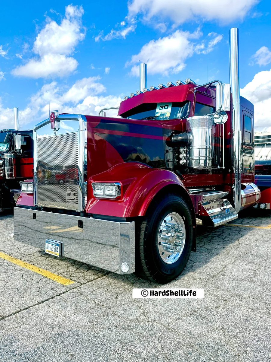 bobbi_mcgeeKY's tweet image. Hunter Contracting rolled up in this sweet Kenworth drop deck, turning heads from Atlanta to Venetia, by Kevin Hunter. #HardShellLife