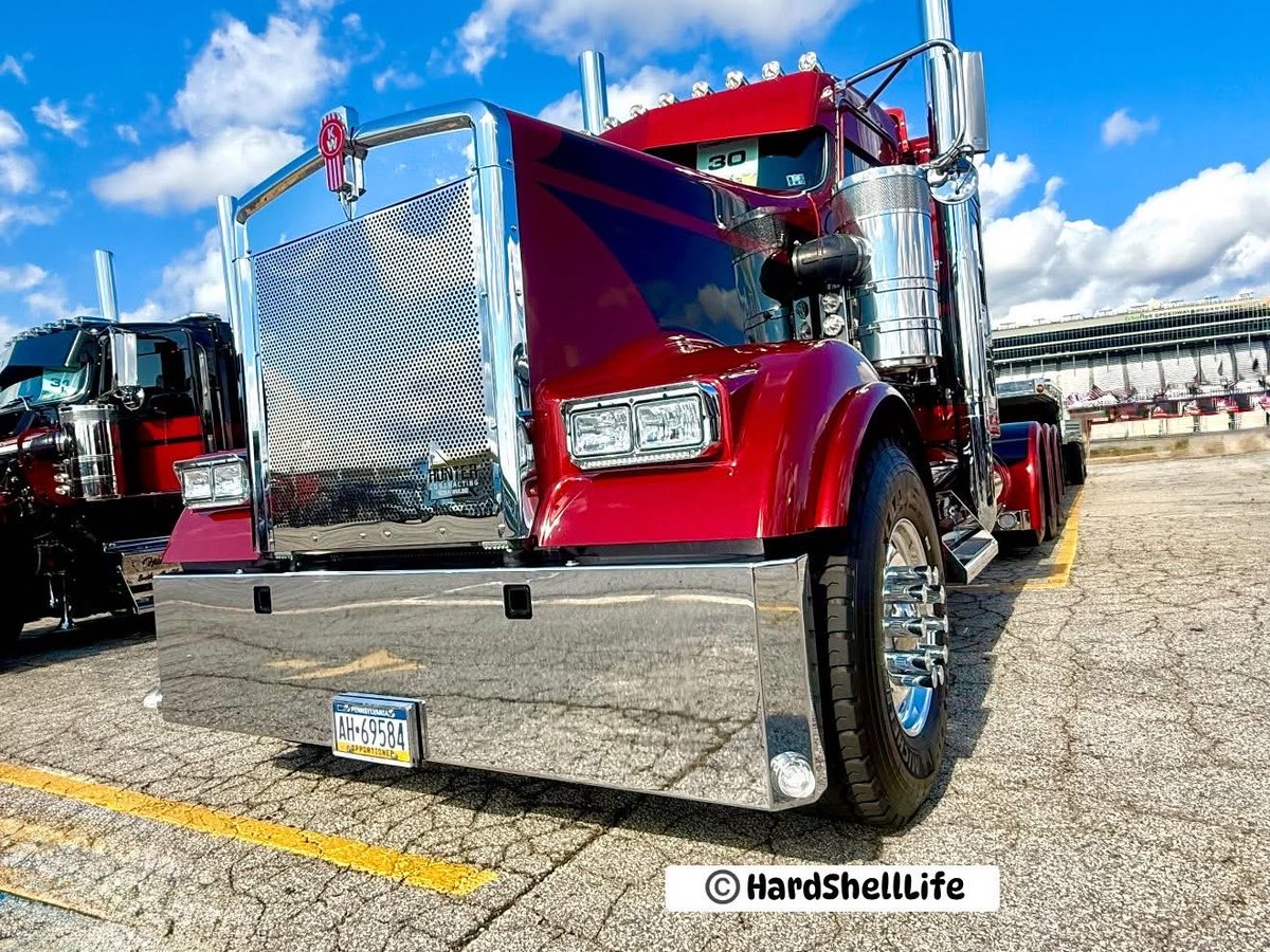 bobbi_mcgeeKY's tweet image. Hunter Contracting rolled up in this sweet Kenworth drop deck, turning heads from Atlanta to Venetia, by Kevin Hunter. #HardShellLife
