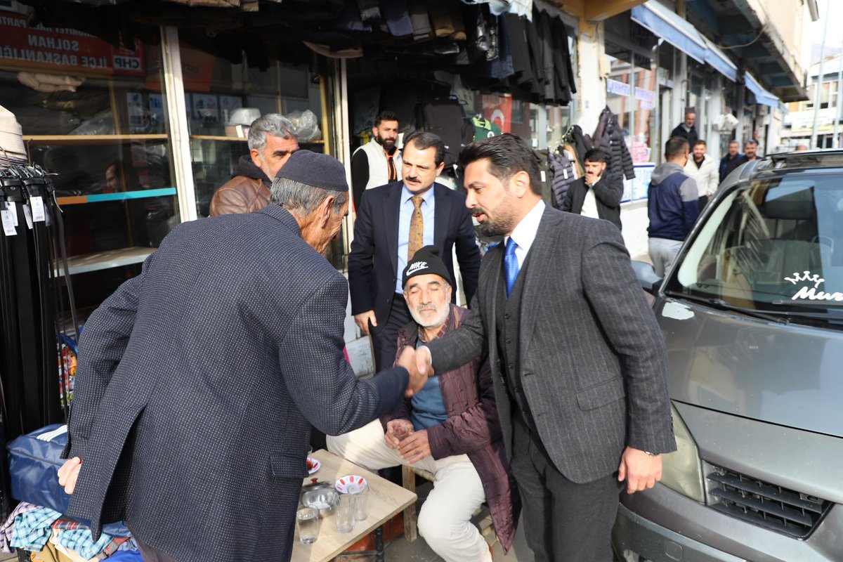 Solhan ilçemizdeki esnaf ve ticaret erbabını ziyaret ederek, güncel ekonomik durumları hakkında bilgi aldık. Esnafımıza hayırlı işler ve bereketli kazançlar diledik. Aynı zamanda, sokaklarda karşılaştığımız tüm hemşehrilerimizle bir araya gelerek, ilçemizin sorunlarına ve