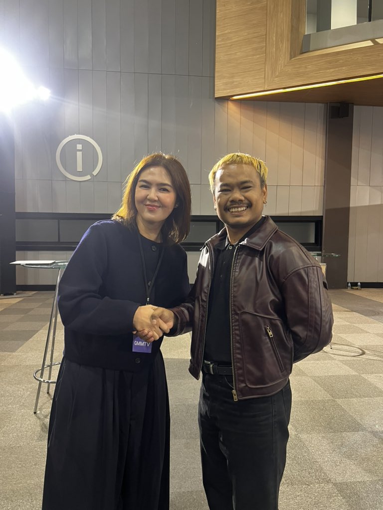 JojoTichakorn's tweet photo. จับมือสัญญาแลกลูกกัน @TheRealYossie #GMMTV2026 https://t.co/Qj3XN7PbZb