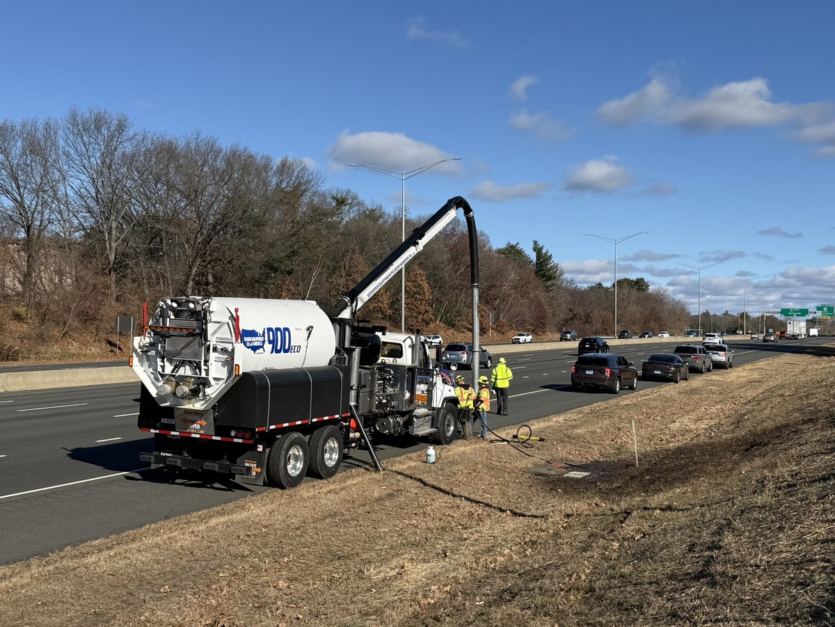 CTDOTOfficial's tweet image. Ahead of Thanksgiving, there’s increased enforcement across CT in partnership with @CT_STATE_POLICE and @CTDMV. Yesterday in a Windsor work zone, CSP stopped drivers for violating the #SlowDownMoveOver law, with one driver going almost 110 MPH.