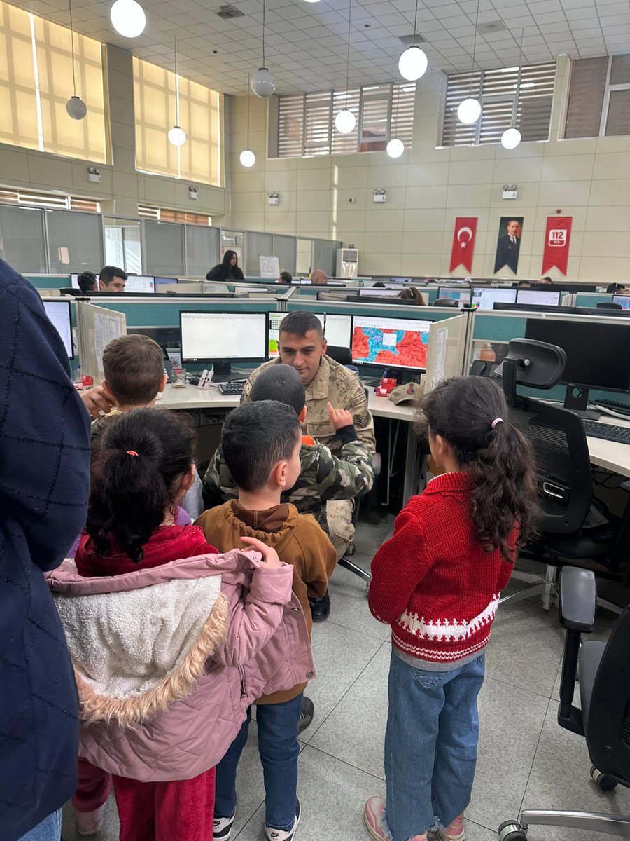 Mardin112acm's tweet image. 112 Acil Çağrı Numarası tanıtım faaliyeti kapsamında kurumumuzu ziyaret eden Artuklu Sevgi Anaokulu (4.grup) öğrencilerine acil durumda 112’nin tek numara olduğu anlatıldı ve 112 temalı promosyonlar dağıtıldı.
@TC_icisleri @Mardin_Valiligi @iletisim @illeridaresi @112teknumara
