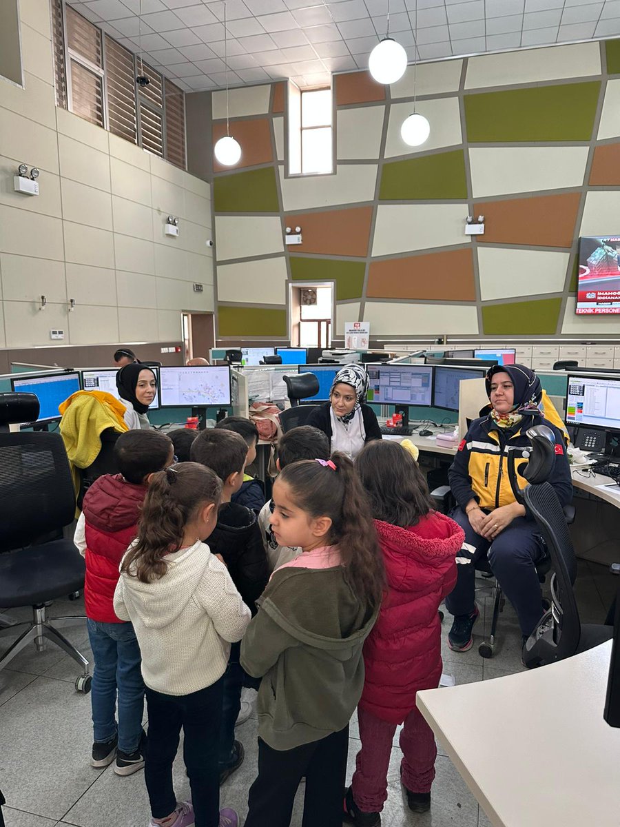 Mardin112acm's tweet image. 112 Acil Çağrı Numarası tanıtım faaliyeti kapsamında kurumumuzu ziyaret eden Artuklu Sevgi Anaokulu (4.grup) öğrencilerine acil durumda 112’nin tek numara olduğu anlatıldı ve 112 temalı promosyonlar dağıtıldı.
@TC_icisleri @Mardin_Valiligi @iletisim @illeridaresi @112teknumara