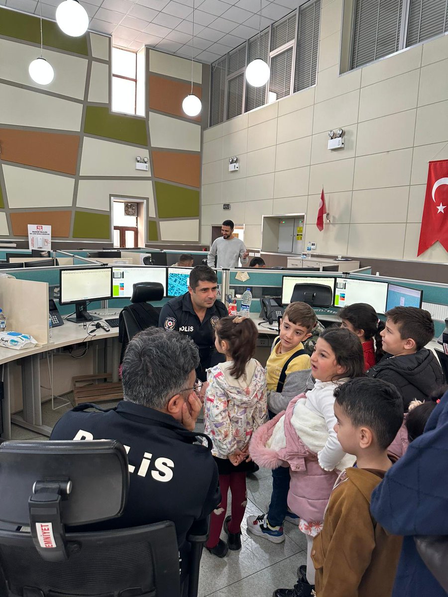 Mardin112acm's tweet image. 112 Acil Çağrı Numarası tanıtım faaliyeti kapsamında kurumumuzu ziyaret eden Artuklu Sevgi Anaokulu (4.grup) öğrencilerine acil durumda 112’nin tek numara olduğu anlatıldı ve 112 temalı promosyonlar dağıtıldı.
@TC_icisleri @Mardin_Valiligi @iletisim @illeridaresi @112teknumara