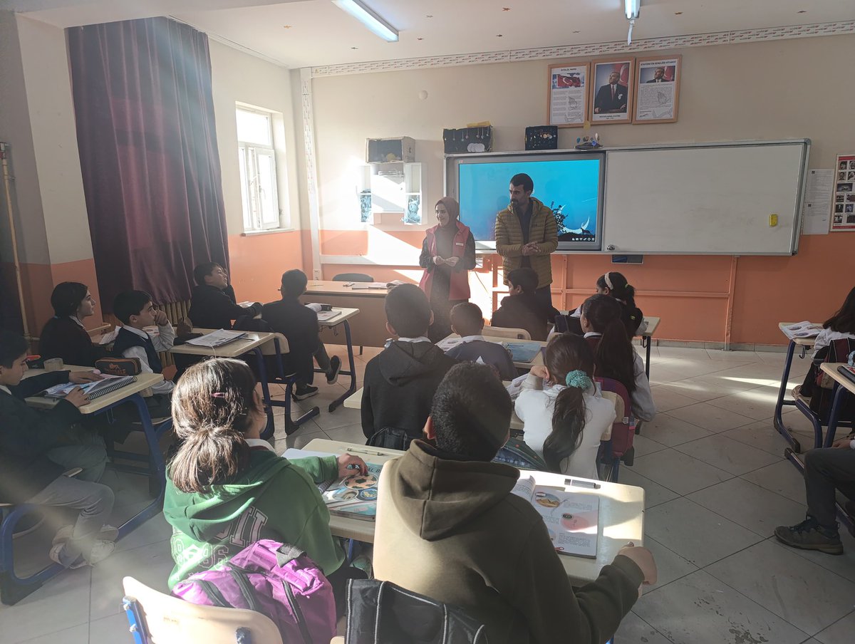 🌟 Merkezin Seninle Güzel Projesi kapsamında bugün Şehit Polis Gökhan Kirazlı Ortaokulu’ndaydık!
Gençlerle bir araya gelerek faaliyetlerimiz ve kurslarımız hakkında bilgilendirme yaptık. 🎨🎶
Gençlerin enerjisi, ilgisi ve soruları bizi çok mutlu etti! 💬✨<a href="/frknkrksz/">Furkan Korkusuz</a> <a href="/Diyadin004/">DİYADİN KAYMAKAMLIĞI</a>