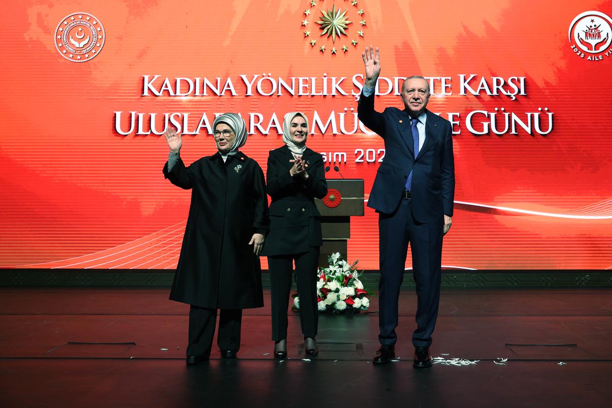 "Gerek Türkiye Cumhurbaşkanı olarak gerek iki kız evladı babası olarak bugüne kadar olduğu gibi bundan sonra da kadına ve çocuğa yönelik şiddetle mücadelede en ön safta yer alacağımın bilinmesini isterim."

Cumhurbaşkanımız Sayın Recep Tayyip Erdoğan, "Kadına Yönelik Şiddetle