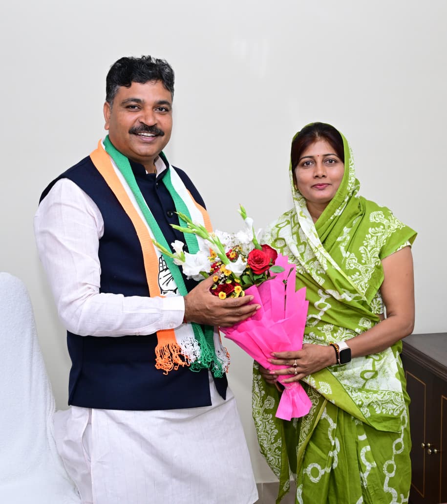 Ramilameghwal's tweet image. राजस्थान विधानसभा में नेता प्रतिपक्ष आदरणीय श्री @TikaRamJullyINC जी सें स्नेहपूर्ण मुलाकात की।

जालोर कांग्रेस जिलाध्यक्ष नियुक्त होने पर मार्गदर्शन प्राप्त किया है।
#jaipur #Rajasthan 
@dineshdangi84 @INCRajasthan